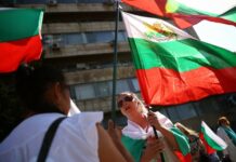 Протестиращи срещу еврото поеха на шествие към централата на ГЕРБ и студиата на bTV