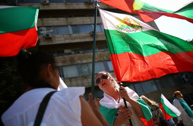 Протестиращите срещу влизането в еврозоната тръгнаха на кратко шествие до