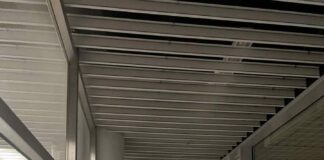 След заключените пътници на летището вицепремиерът Караджов свиква всички шефове