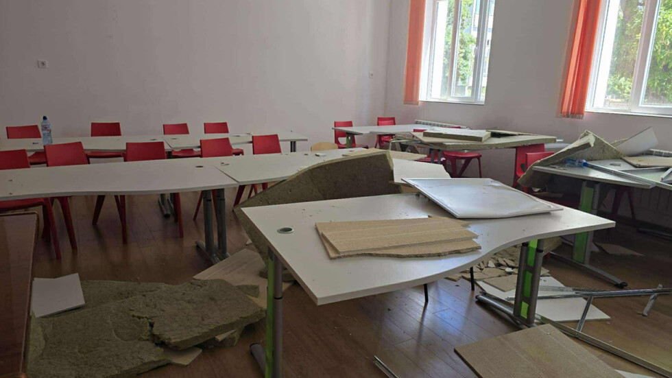 Част от окачен таван на кабинет в Музикалния корпус на