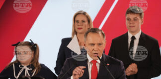 Националистът Карол Навроцки е победителят в президентските избори в Полша