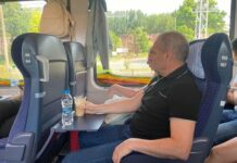 Караджов пътува с влак от Мездра до София, видя много изнервящи и вбесяващи неща и няколко положителни