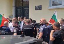 Даниел Митов за „безстрашието“ на Кирил Петков: Нямаше да говори с протестиращите без полицейска охрана