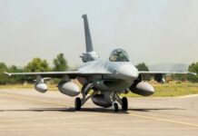 Началникът на отбраната адмирал Емил Ефтимов посрещна втория F-16 в Граф Игнатиево (видео, снимки)