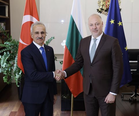 Министър председателят Росен Желязков и министърът на транспорта и инфраструктурата на