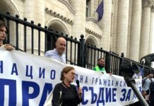 Изумителен е пламенният революционен зов на адвокат Ина Лулчева към митинга в защита на варненския кмет