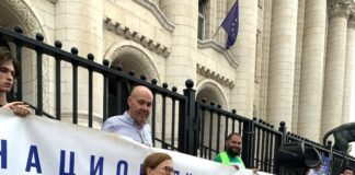 Изумителен е пламенният революционен зов на адвокат Ина Лулчева към митинга в защита на варненския кмет