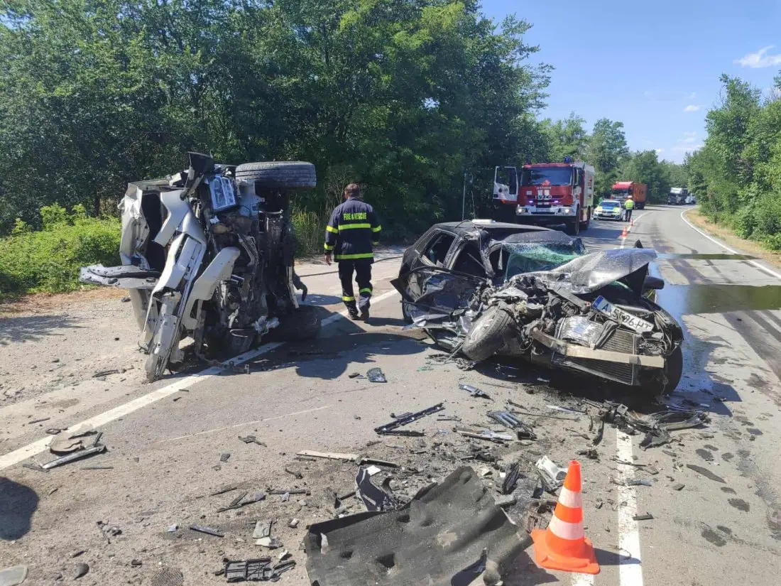 Двама мъже и две момичета на 14 и 15 г