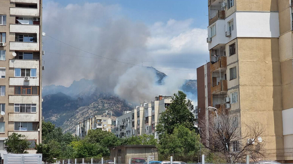 Пожар избухна във вилна зона над Андреева чешма край Сливен