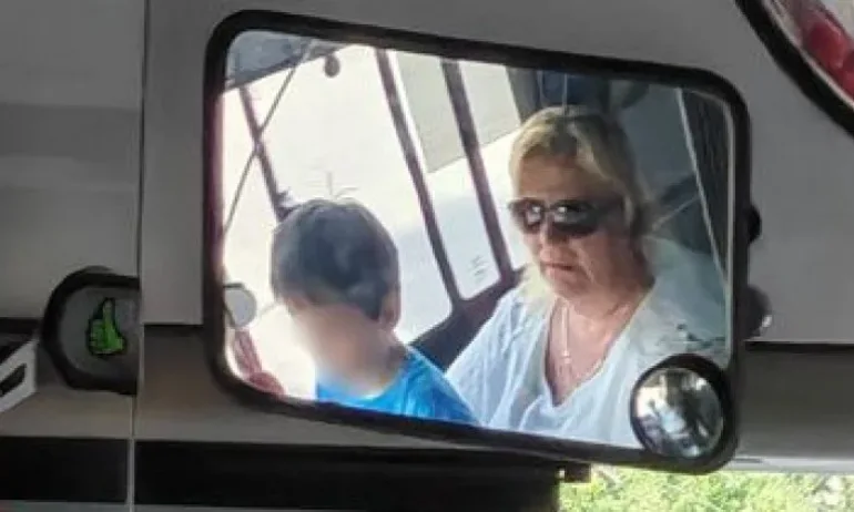 Жена подкара тролейбус от столичния градски транспорт докато в скута