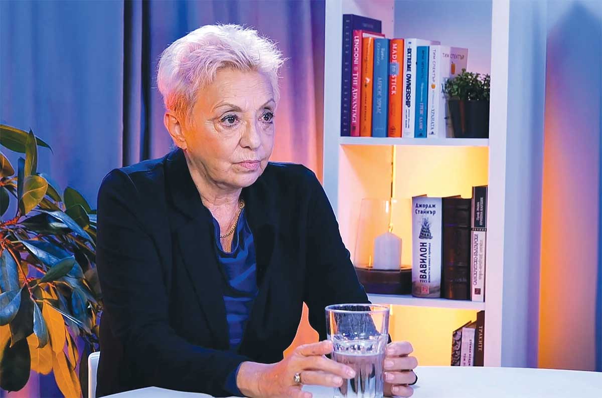 Диана Дамянова фейсбукКойто груб копае другиму… Протестът се бил събудил радостно