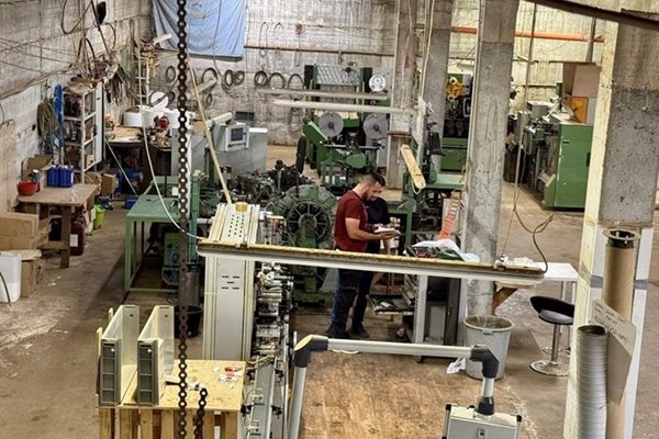 Двама са обвинени за откритата нелегална фабрика за цигари край