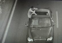Тол камери заснеха безотговорен младеж, седнал на прозореца на движеща се кола