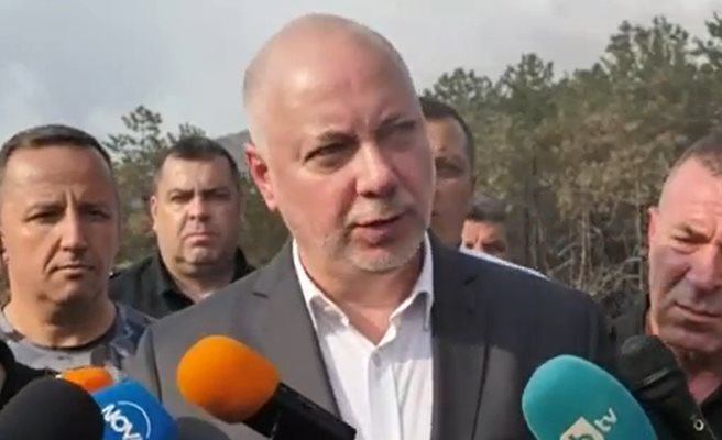 Придобиването на самолети за гасене на пожари е сложен процес