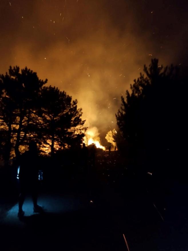 21 служители на ГДПБЗН гасят пожар около с Илинденци обл