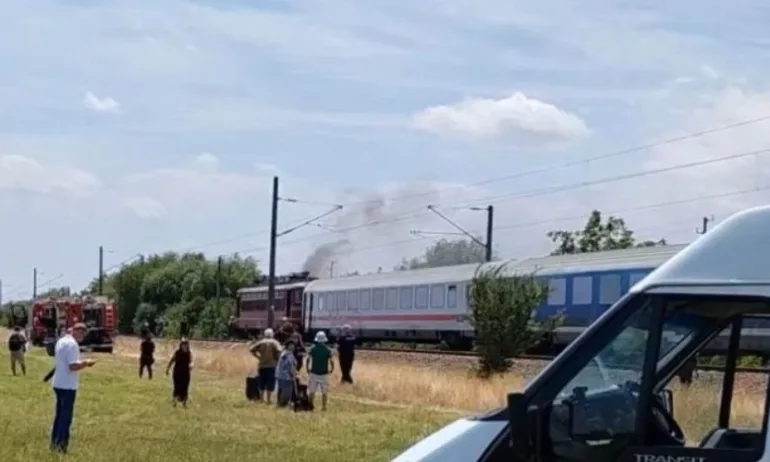 Локомотив на бърз влак пътуващ по направление Варна – София