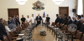 Пет момчета, помагали на пожарникарите в Сунгурларе, получиха аплодисментите на правителството