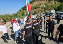 Полицията не допусна Батков-младши и Костадинов да блокират Маказа