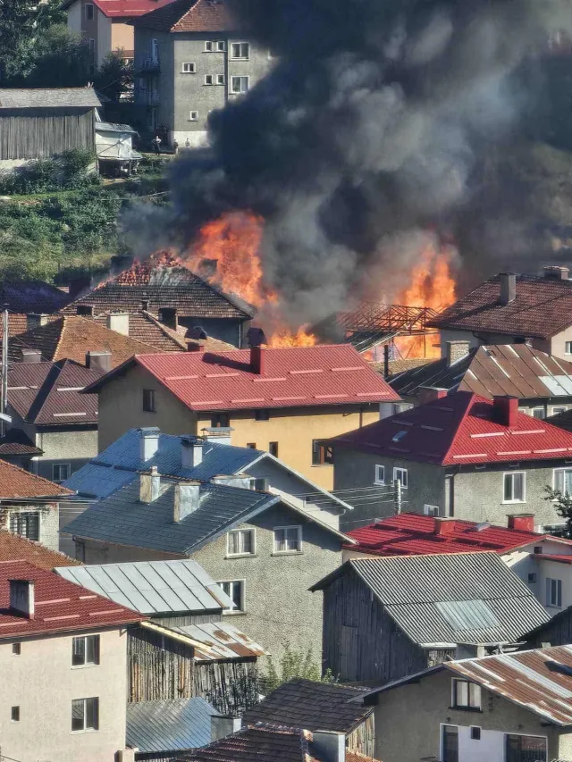 Три къщи и седем стопански постройки са напълно изпепелени при