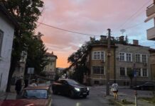 Бурята в Кюстендил изкорени дървета, има смачкани автомобили