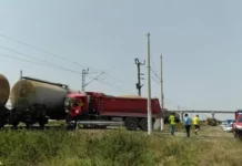 Влак удари камион на прелез между Маноле и Белозем, на шофьора му прилошало