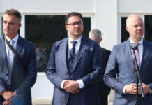 Желязков и Митов гледат демонстрация на тейзъри в Академията на МВР