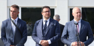 Желязков и Митов гледат демонстрация на тейзъри в Академията на МВР