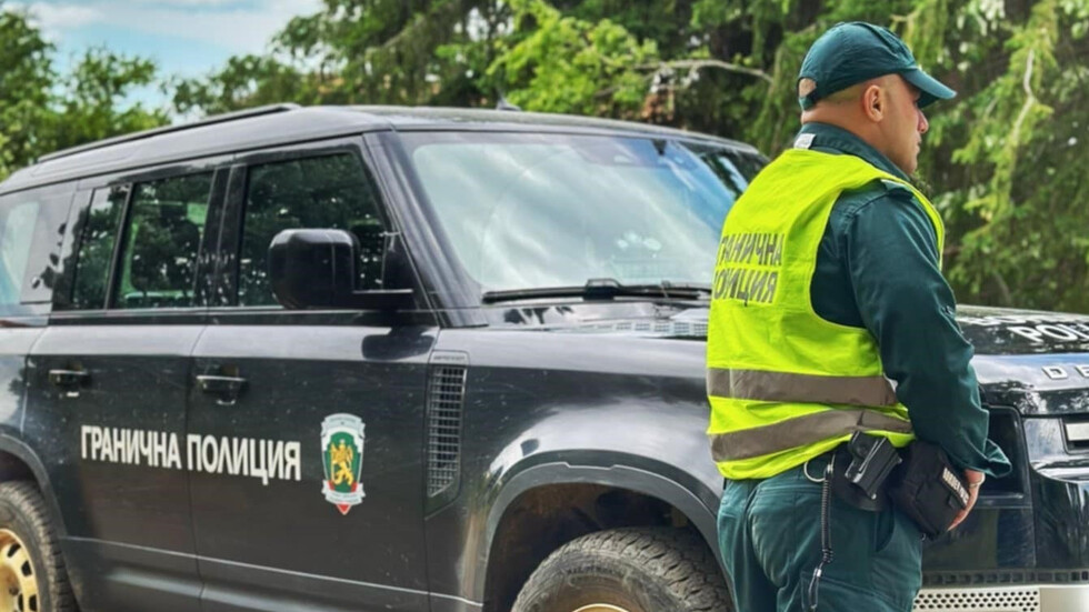 Служители на Главна дирекция Гранична полиция задържаха осем мигранти при специализирана операция