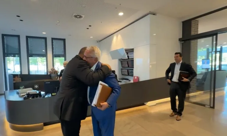 Лидерът на ГЕРБ Бойко Борисов се включи на живо от