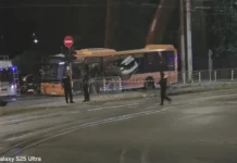 Кола се вряза в автобус в София, загинал е пътник, 4-ма са в болница (ВИДЕО)