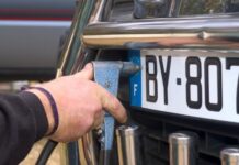 Заловиха шофьор с хартиени регистрационни табели, изписани с маркер