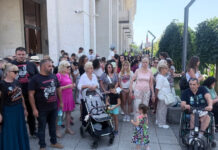 Протести след трагедията в „Слънчев бряг“, близките на ранените се събраха пред съда в Бургас