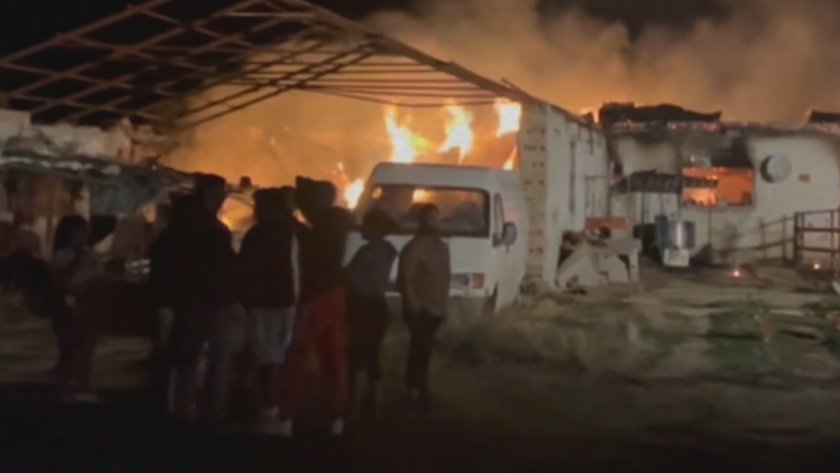 До късно снощи продължи гасенето на големия пожар в казанлъшкото