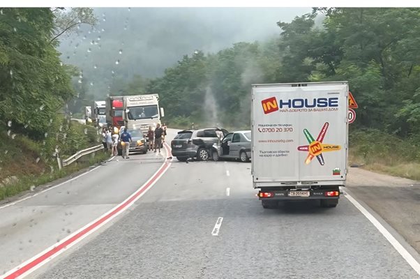 Девет са пострадали при катастрофа между три леки автомобила на