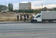 Камион се блъсна в стълб край гара Искър