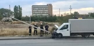 Камион се блъсна в стълб край гара Искър