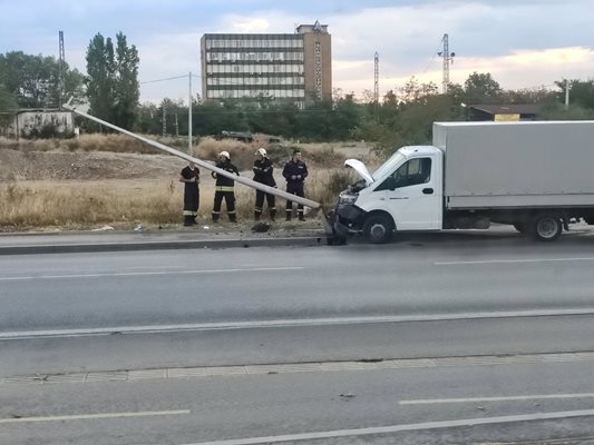 Камион се блъсна в стълб край гара Искър в София