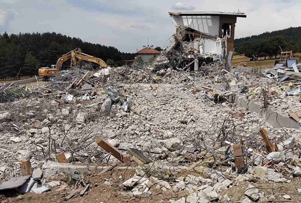 Незаконният хотел на бизнесмена Румен Гайтански Вълка край язовир Искър е