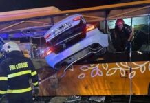 Шофьорът на автобуса, в който се вряза кола, е в много тежко състояние