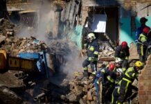 Шестима души, сред които две деца, са били убити при масирана руска атака в Украйна