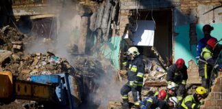 Шестима души, сред които две деца, са били убити при масирана руска атака в Украйна