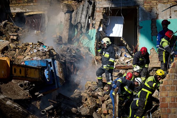 Седемнадесет души са били ранени при масирана руска атака срещу