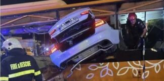 Шофьорът на автобуса, в който се вряза кола, още е на командно дишане