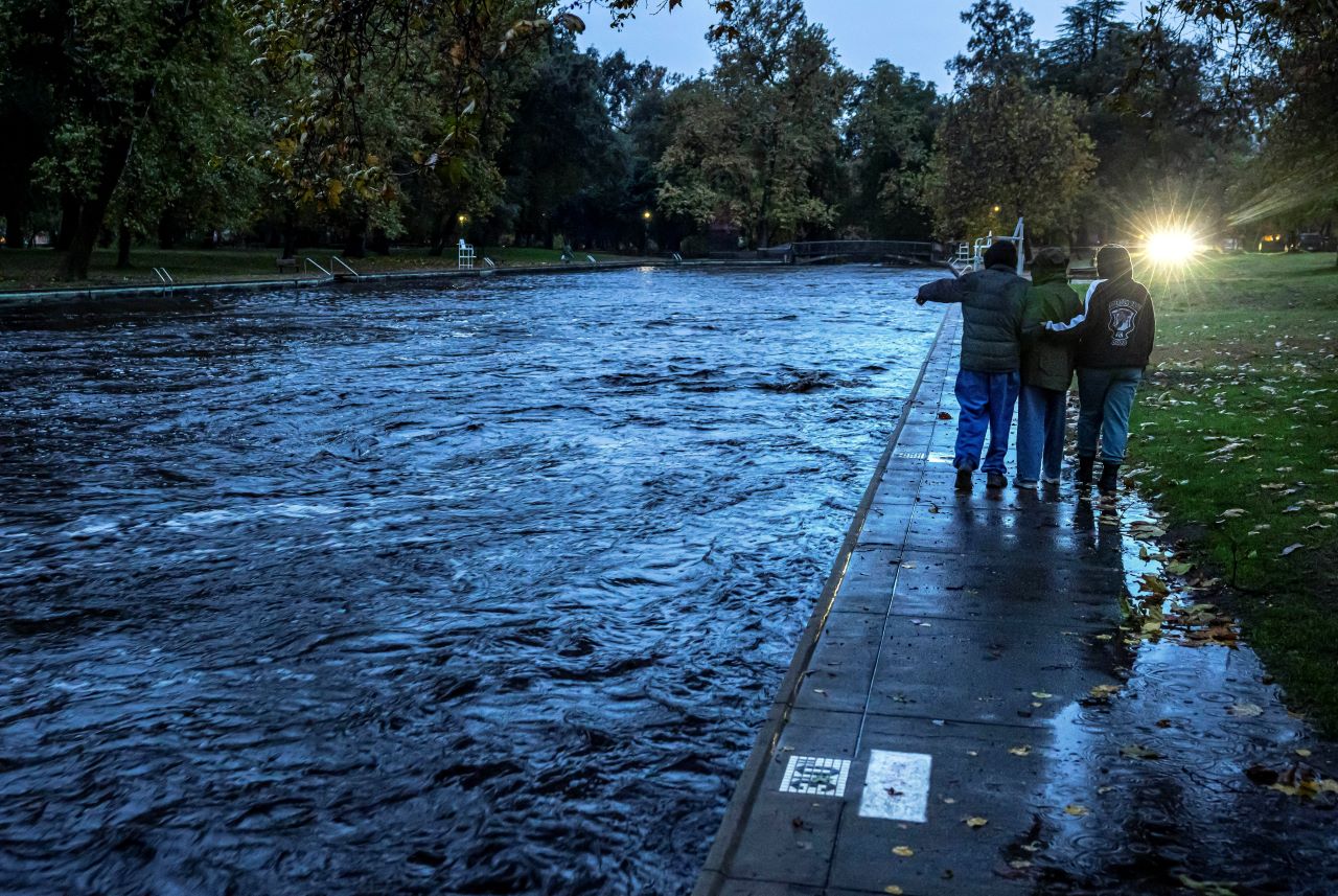 Бурята в Северозападна България вчера превърна в реки улиците на