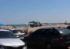 Туристи масово паркират колите си на плажа край Дуранкулак