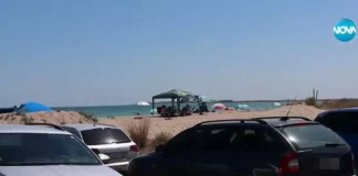 Туристи масово паркират колите си на плажа край Дуранкулак
