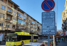 Бебе в количка е ударено от паднал пътен знак на оживено кръстовище във Велико Търново