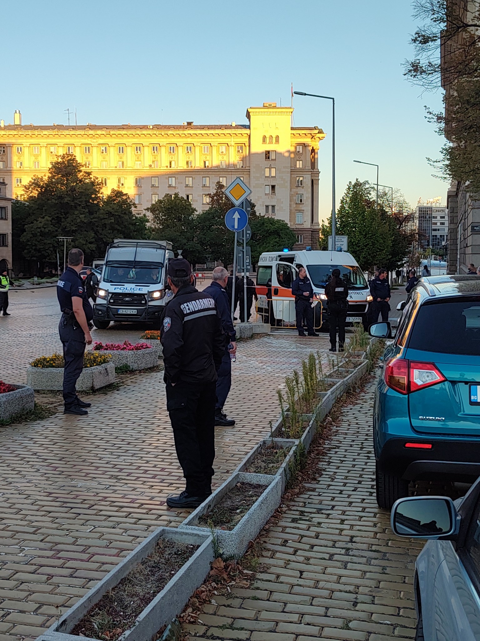 Политическата мизерия на ПП край няма Вонят отвсякъде Полицай охраняващ