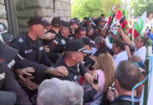 Протестиращи опитаха да нахлуят в сградата на НС, кордон от полицаи ги спря