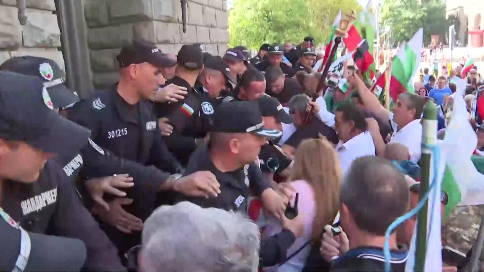 Напрежение пред парламента Демонстранти опитаха неуспешно да пробият кордона от